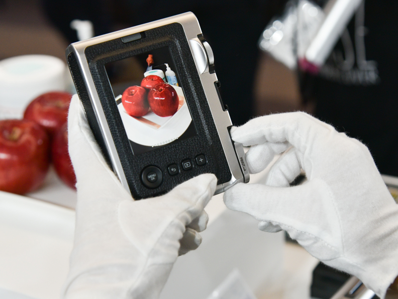 撮影後は“プリントレバー”を引いて写真をプリントする