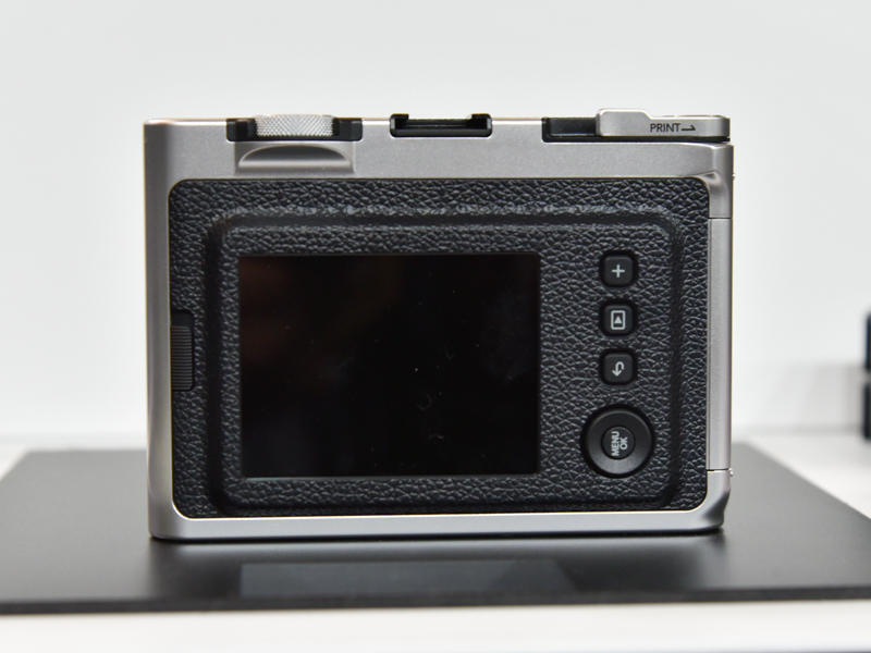 背面には3.0インチのLCDモニターを搭載