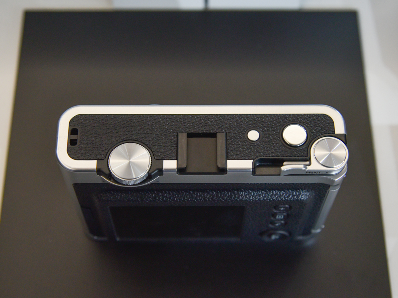 天面。各操作部にはシルバー塗装を採用