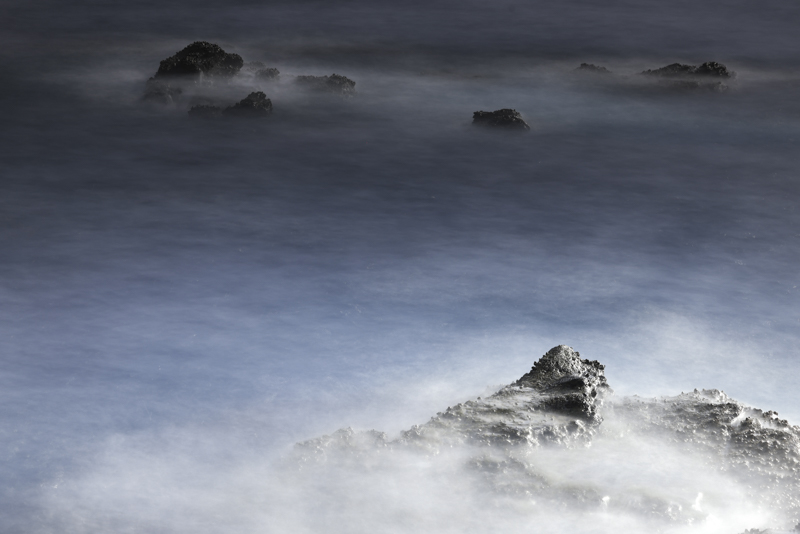 風景撮影では絞り込み、低速シャッターで撮影するシーンが多い。もちろん三脚を使ってぶれないようにする。海や海岸では防水対策やチタン素材が頼もしい<br><span class="fnt-85">EOS R5 / RF70-200mm F2.8 L IS USM / 100mm / 絞り優先AE（F9.1、24秒、+0.7EV） / ISO 50 / WB:太陽光</span>