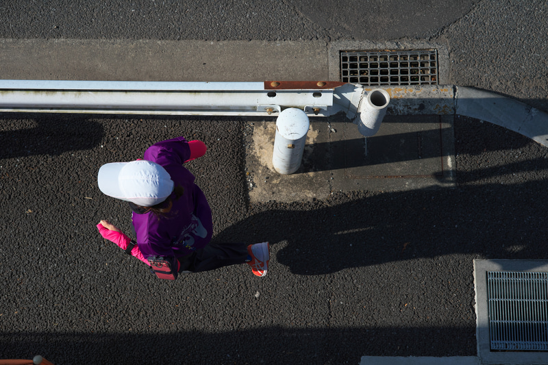 一眼レフ＋単焦点標準レンズの雰囲気がありますから街ではスナップを撮りたくなります。歩道橋の上からランナーを撮影。取り回しが良いので中望遠で撮影している感じがありません。きっちりとフレーミングしてみましたが、少し長焦点すぎましたかね。<br>ニコンDf　APO-SKOPAR 90mm F2.8 SLIIs（F7.1・1/2,000秒）ISO 400