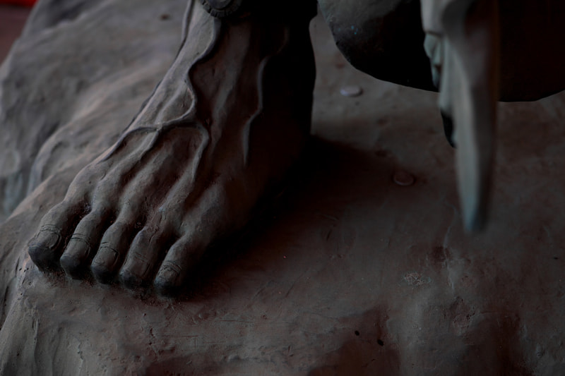 とある寺の山門にある仁王像の足を撮影。フォーカスの位置は中指あたり。質感やディテール描写に感激ですね。一眼レフではおそらくこれくらいのボケになるであろうと想像しながら撮影するのですが、思惑通りに撮影できると嬉しいわけです。<br>ニコンDf　APO-SKOPAR 90mm F2.8 SLIIs（F4・1/250秒）ISO 400