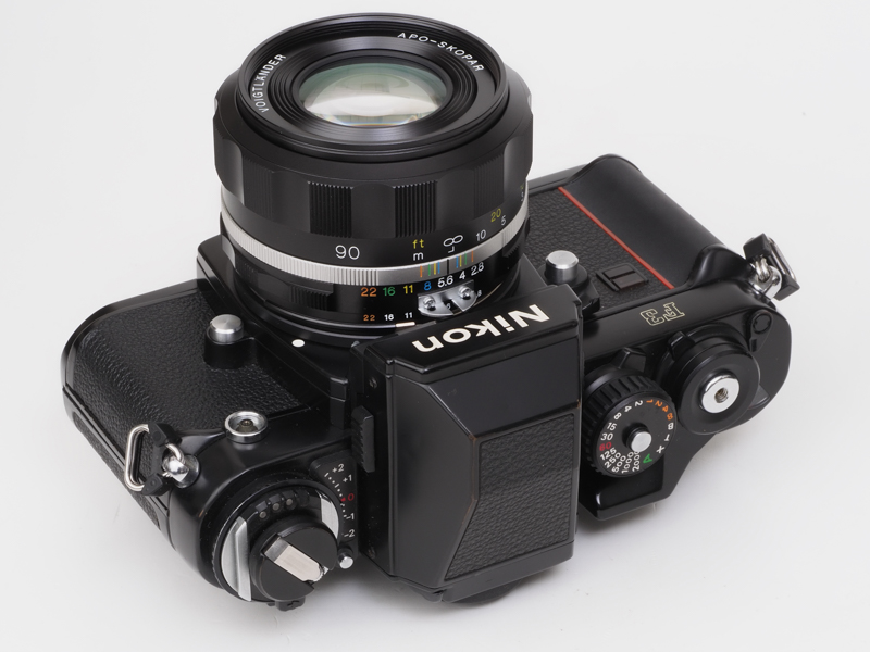 まじめな写真表現者はニコンF3（1980）に装着して使います。正統派です。Ai方式も採用していますから、Ai方式のカメラならば絞りのガチャガチャは不要になっています。もちろん行っても罪には問われません。