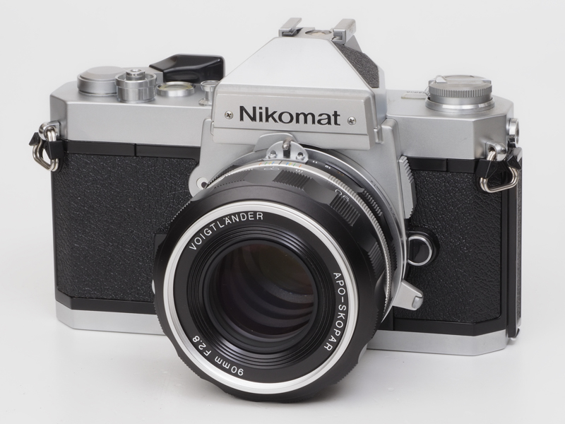 ニコマートFT2（1975）に装着しました。このニコマート独自のガチャガチャ動作音は個性的で好きです。レンズを装着するだけで充実感があります。ボディ側の連動ピンを向かって右方向に目一杯回し、レンズの絞り環をF5.6に合わせ、カニの鋏とカップリングさせたことを確認した後に、絞り環を往復させます。