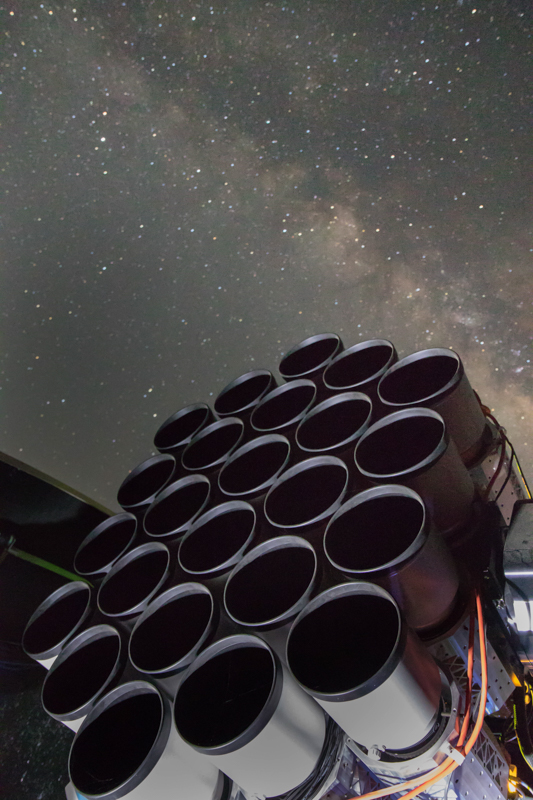 米国ニューメキシコ州に設置された 「Dragonfly Telephoto Array」<br>Image by Pieter van Dokkum, Yale University.