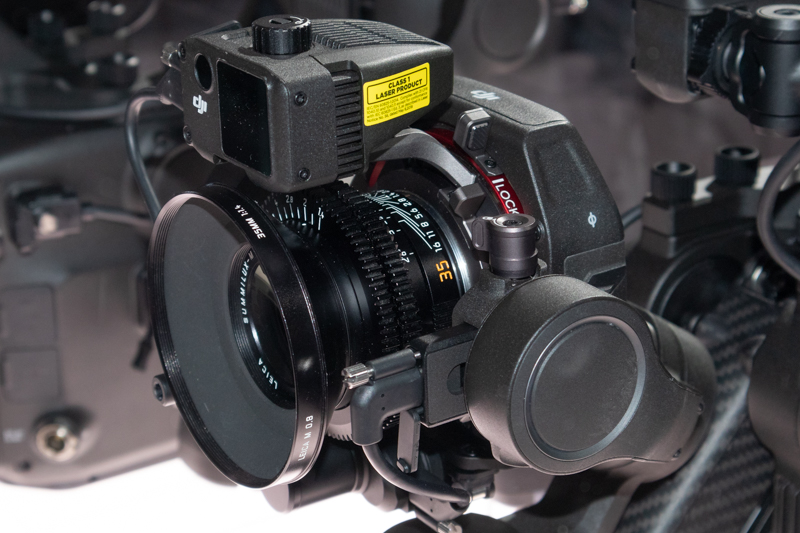 レンズの上にあるのがLiDARユニット