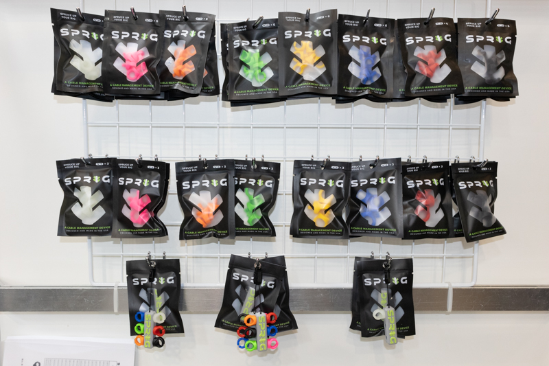 蓄光タイプを含む各色を用意する