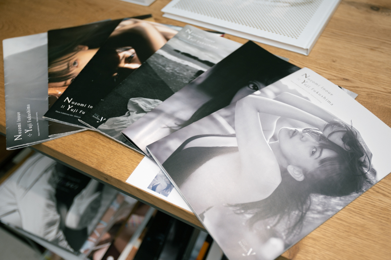 過去の写真展を含めて図録が販売されている