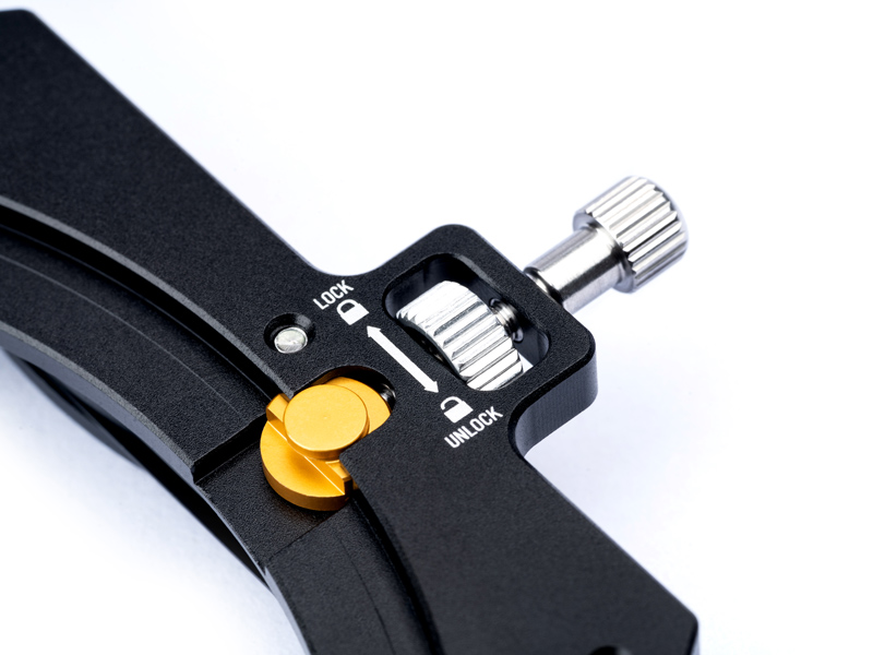 ロッキングスクリューを採用