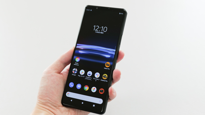 ホーム画面を表示した状態。ディスプレイのアスペクト比は21：9を採用。Xperia 1以来共通のサイズ感となっている