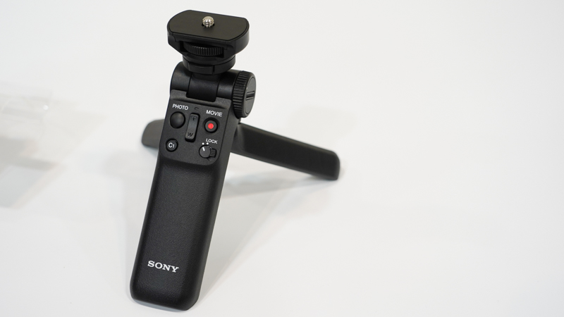 三脚機能付シューティンググリップ「GP-VPT2BT」。ミラーレスαシリーズやレンズ一体型のRX100 VIIやRX0 IIでも利用できる