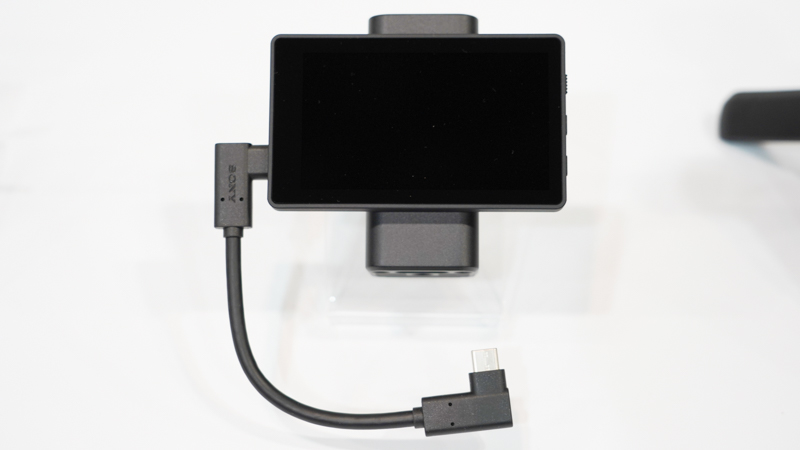 3.5型外付けモニター。外付マイク用の接続端子も備えている