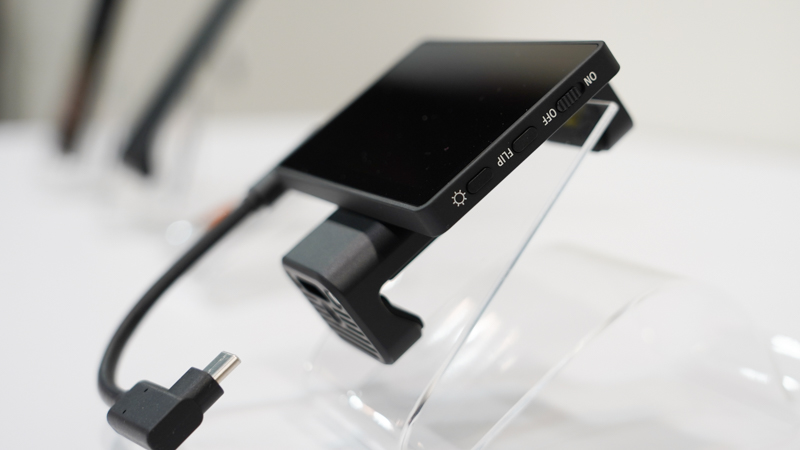 3.5型外付けモニター。外付マイク用の接続端子も備えている