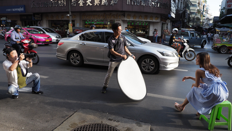 何でもないように撮影していますが、現地でこうした路上撮影は絶対NG。それでも撮影ができているのはコーディネーターが一緒に行動してくれたから。彼らの協力なくしてスムーズな撮影は不可能です