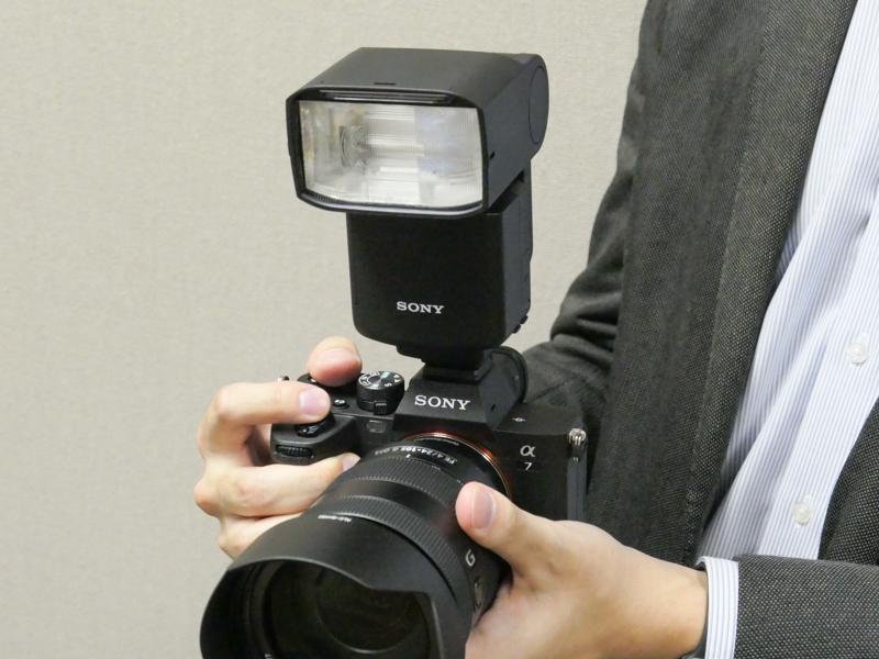 α7 IVにHVL-F60RM2を装着