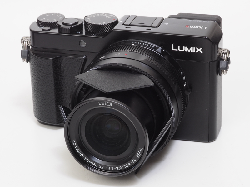パナソニックLUMIX LX100 II。小型軽量でまずまずの凝縮感。表面のペイント仕上げもツルンとしていてなかなか美しい。シャッタースピードダイヤルや絞り環は装飾という意味が強いのですが。ここぞという時には確実に役立ちます。フラッシュ内蔵を見送ったのもデザインの美を守るという意味で良い判断だと思います。