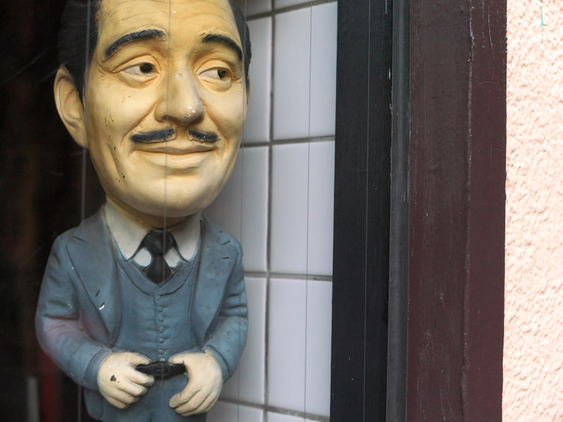 カメラを持っていると街にあるオブジェが気になり出します。ワイドだとなんだか決まりすぎていつもの写真になりそうなのでテレ側にして撮りました。フォーカシングは顔認識のカメラ任せで。<br>LUMIX LX100 II（F2.8・1/1,250秒）ISO 200