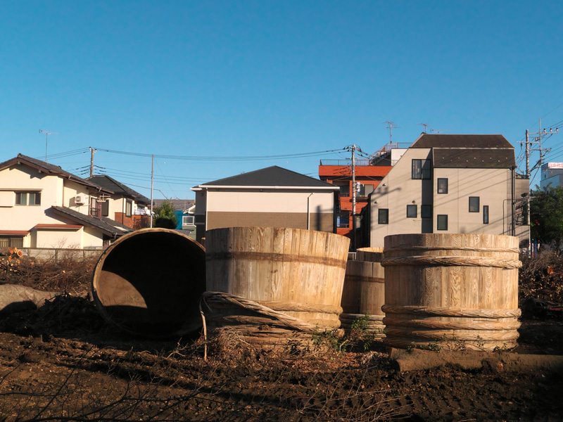 歩いていて工事現場を見つけると必ず覗くことにしています。本日はたくさんの樽を見ました。謎の光景になったので今回のお気に入りです。この距離でも木目の再現とかいいですね。<br>LUMIX LX100 II（F8・1/2,500秒）ISO 400