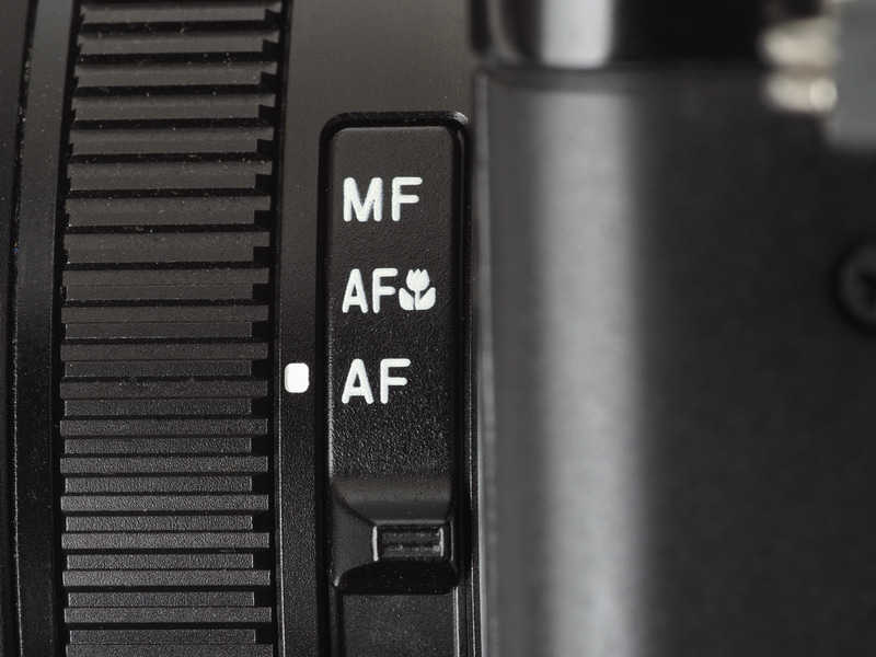 AF/MF/AFマクロ切り替えレバーは鏡胴側面にあって、使用頻度はそんなに多くないものだから、ここぞというときに探したりします。アスペクト比の切り替えレバーと配置を取り替えた方が良くないですか。なんか問題あるのかな。