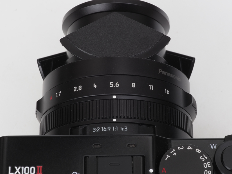 電源を入れ、カメラを手前からみた状態ですね。この方向からの姿も嫌いなんですが、我慢は必要ですね。絞り環、アスペクト比の切り替えレバーが見えます。