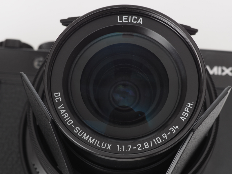 別売の自動開閉レンズキャップ。利便性は間違いなく高いです。ただ、このキャップは防塵仕様ではないことと、フィルターの併用ができません。筆者は元からついていたリングを紛失しました。まるであのカメラのリングみたい。あ、今回はだらしない筆者の責任です。