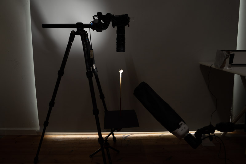 月の写真はサイドからLEDライトを当てて撮影したが、硬い光でコントラストを付けて撮影したかったので、LEDに黒ホイルを巻いて光が拡散しないようにした。卵の殻は半分に割り、菜箸の先にスポンジを取り付けたもので支えている。まあそこらへんにあるもので工夫して撮影したということだ。