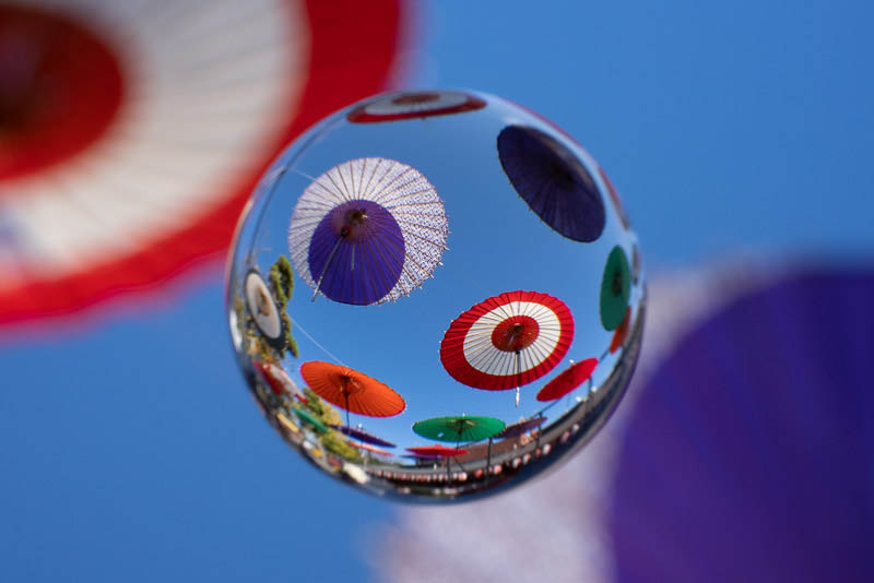 これは和傘のアンブレラスカイ。やはり青空に浮かぶ感じがおもしろい。α7S III、FE 50mm F2.8 Macro、soratama 72