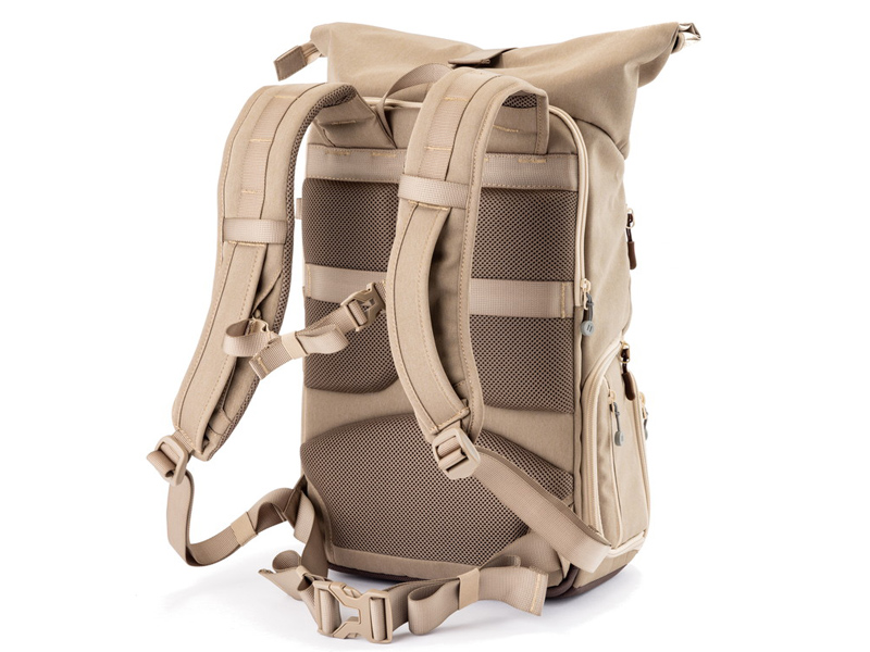 バッグ背面は従来モデルよりクッション性と通気性を強化。キャリーバッグのハンドルに固定できるストラップも備えた