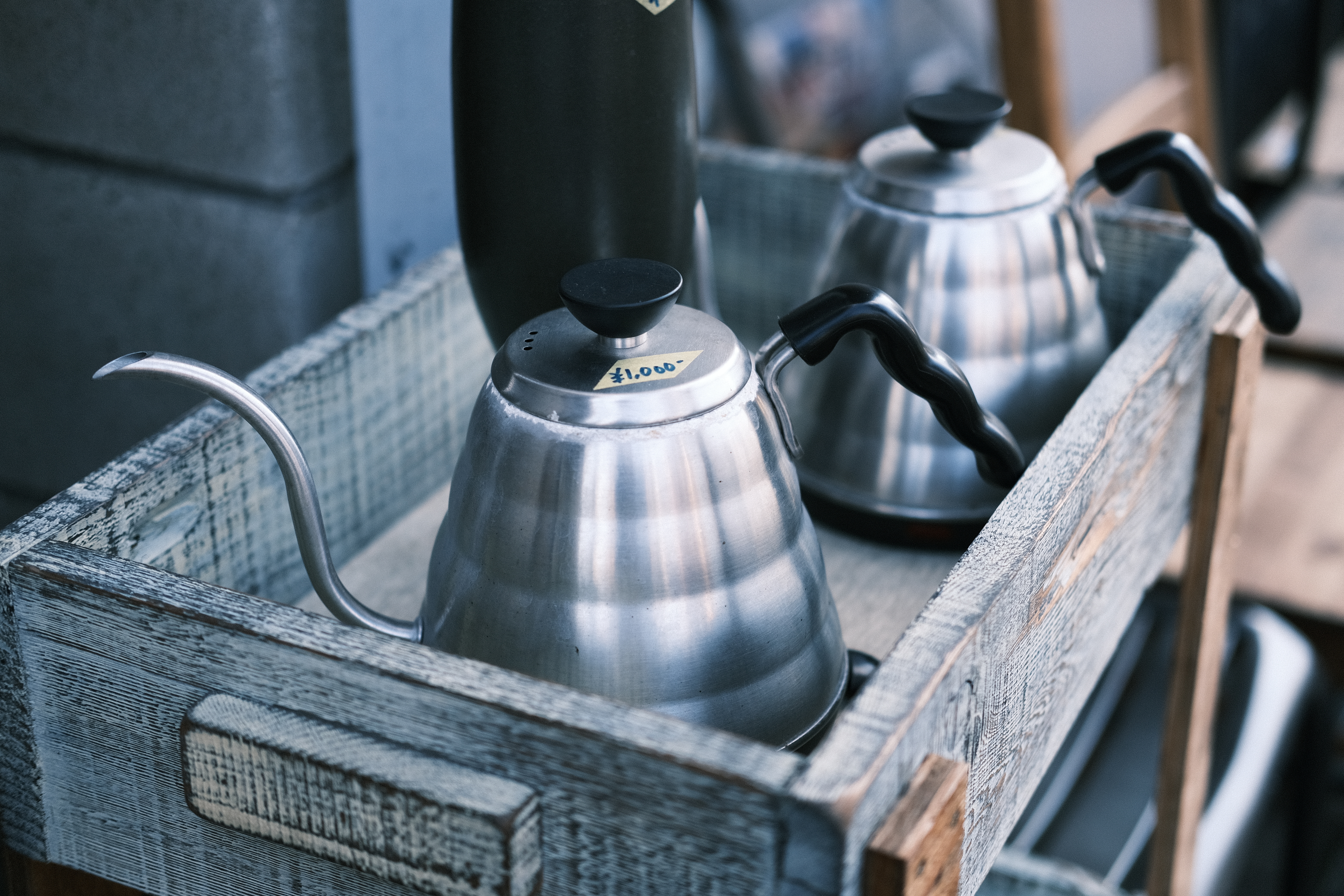 トーンカーブで少しコントラストを強めているため、金属の質感が強調されている。またグレイン・エフェクトのおかげで、立体感もある写真になった。<br>X-E4　XF35mm F2 R WR（絞りF2）ISO 160