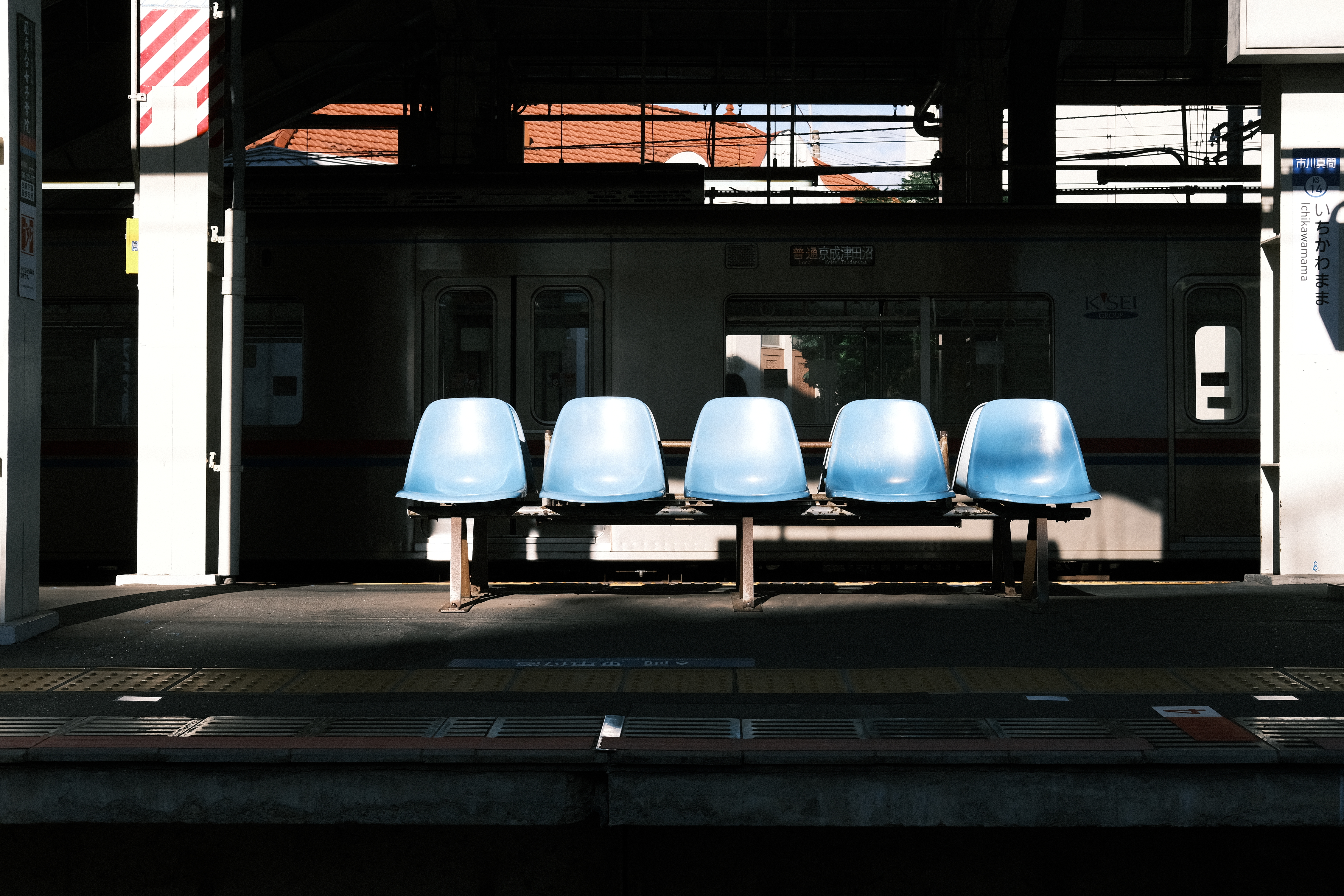 同じカラーネガ系のPRO Neg.HiやPRO Neg.Stdが柔らかく、しっとりした仕上がりなのに対し、クラシックネガはコントラストが高く、色調も個性が強い。しかもパラメーターでさらにコントラストを強めにしている。あえて明暗差のあるシーンで撮影すると、機械焼きのサービスサイズプリントを思わせる写真になった。<br>X-E4　XF35mm F2 R WR（絞りF8）ISO 160