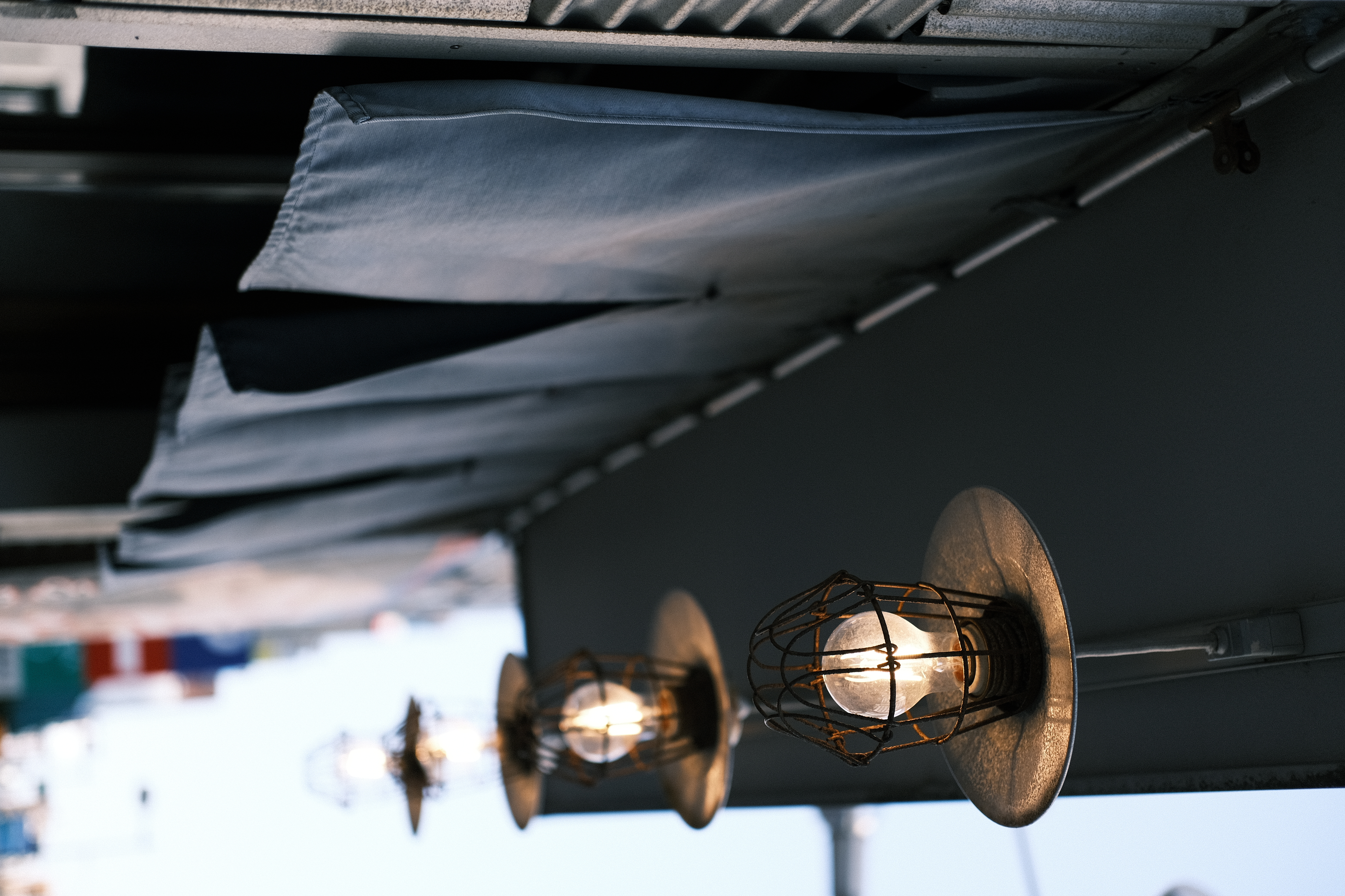 小型軽量のX-E4とクラシックネガで撮影していると、実際はAFで巻き上げもないが、かつてのレンジファインダー機にカラーネガフィルムを装填しているような気分になる。軽快に撮り歩けて、街のスナップがとても楽しい。<br>X-E4　XF35mm F2 R WR（絞りF2）ISO 160