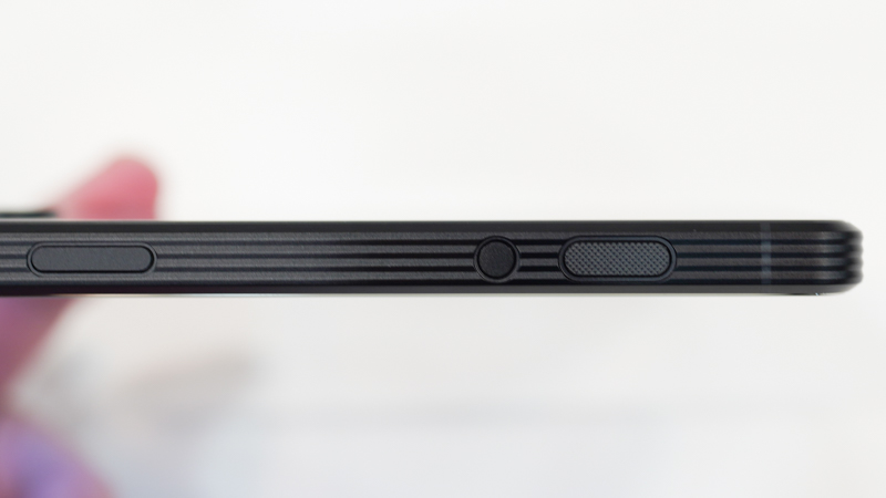 シャッターボタンは楕円形で幅を広めにとったデザイン。綾目模様のパターンが施されている