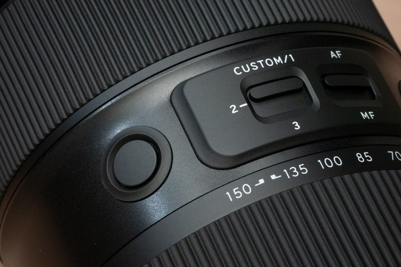 フォーカスセットボタン（左）とカスタムスイッチ（右）