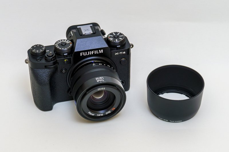 Touit 1.8/32（X-T4に装着）