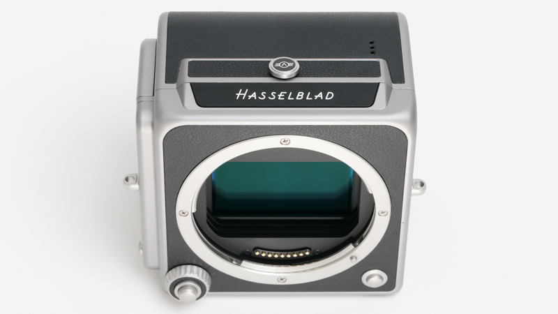 「HASSELBLAD」の銘板部分は取り外すことができる。この部分に「907X オプティカルビューファインダー」を装着することになる