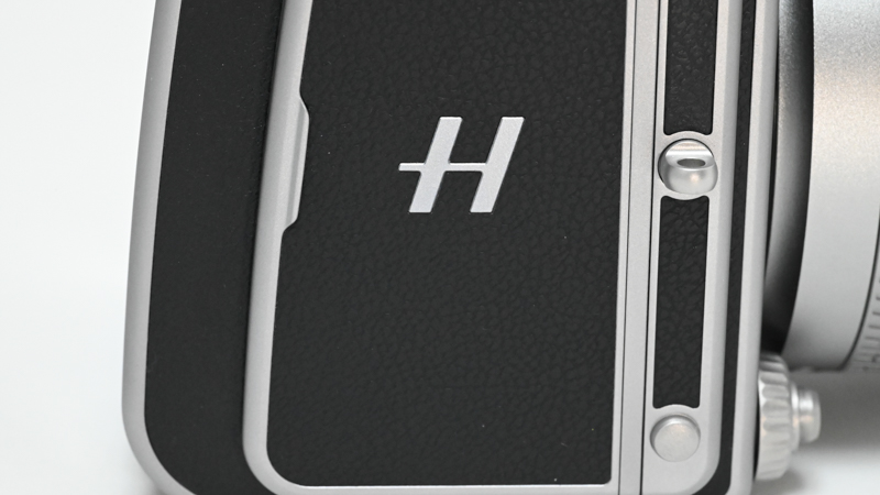 スロットカバー部。「H」エンブレムもしっかりとしたエッジ部と同じ素材・仕上げとなっている。レザーもエンブレムをまわりこみながら、形状にあわせてしっかりと抜かれており手ぬかりはない。細かな意匠ひとつひとつが全体のデザインに緊張感と統一感を与えていることがよくわかる部分だ