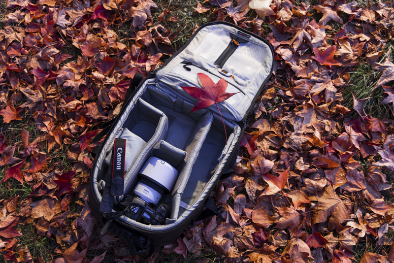 収納時は標準ズームのようなサイズ感となり、カメラバッグを圧迫することもなくすんなりと収まる。ボディに装着したままでも容易に収納できるのはとても便利だ