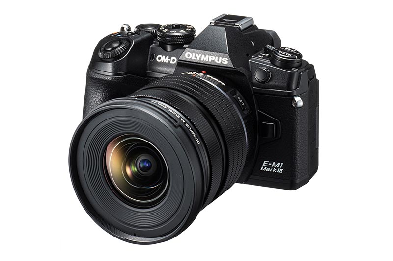 OM-D E-M1 Mark IIIにM.ZUIKO DIGITAL ED 8-25mm F4.0 PROを装着。実勢価格はそれぞれ18万5,000円前後、13万5,000円前後