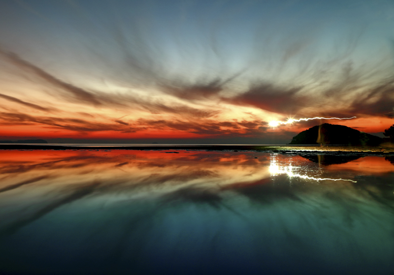 ローポジションでもしっかりと奥まで刺さる付属のスパイク石突を使えば、浜辺の撮影でも砂や海水の侵入が防ぎやすく、安心して撮影することができる<br><span class="fnt-85">EOS 5D Mark IV／EF24-105mm F4L IS II USM／70mm／絞り優先AE（F6.4、32秒、±0EV）／ISO 200／WB:太陽光</span>