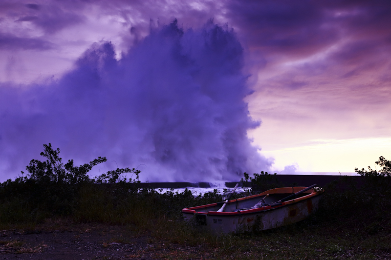 波をかぶる撮影でも三脚の剛性が高いので安心だ。軽量なので被写体の状況に応じた位置変更も容易。パーツの着脱もしやすく、撮影後の手入れも楽だ<br><span class="fnt-85">EOS 6D Mark II／EF24-105mm F4L IS II USM／58mm／絞り優先AE（F11、1/40秒、±0EV）／ISO 800／WB:太陽光</span>