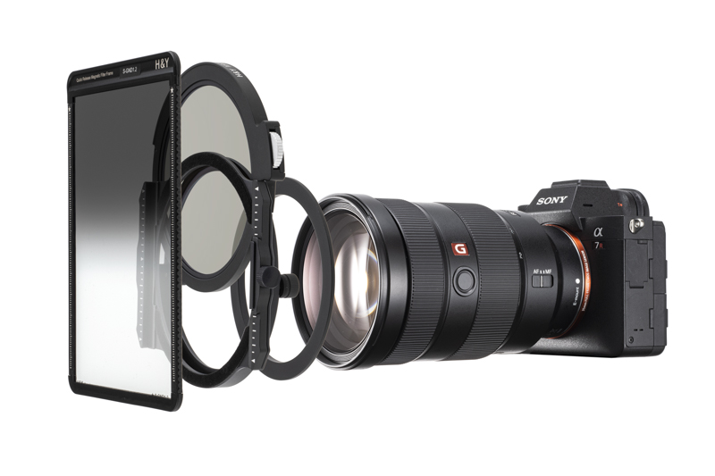 フィルターホルダーにPL効果を得られるドロップインフィルターがセットになったキットモデル。レンズ装着用のアダプターリングなども付属する<br>　<br><b>キット内容：</b>マグネットフィルタ―ホルダー／ドロップインCPLフィルター／アダプターリング（67、72、77、82mm）<br><b>税込価格：</b>2万4,900円