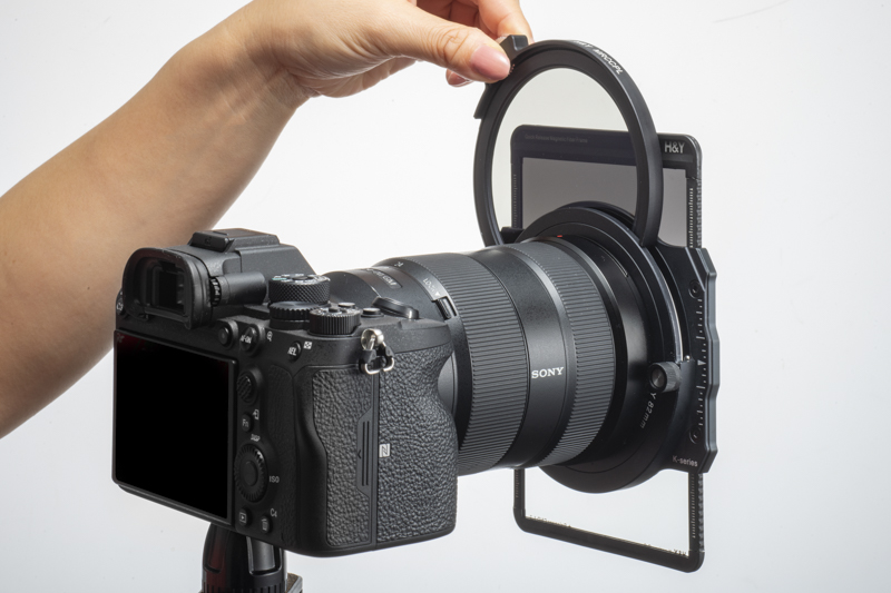 角型フィルターを外さずに、PLフィルターを装着できる