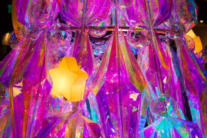 ガラスのツリー。紫の色彩につられて撮影してみましたが、肉眼で見た印象と大きく変わらないのはさすがだと思いました。画に透明感があるのもこの条件では助かりました。<br>Z fc　NIKKOR Z 40mm f/2（F3.2・1/160秒）ISO 100