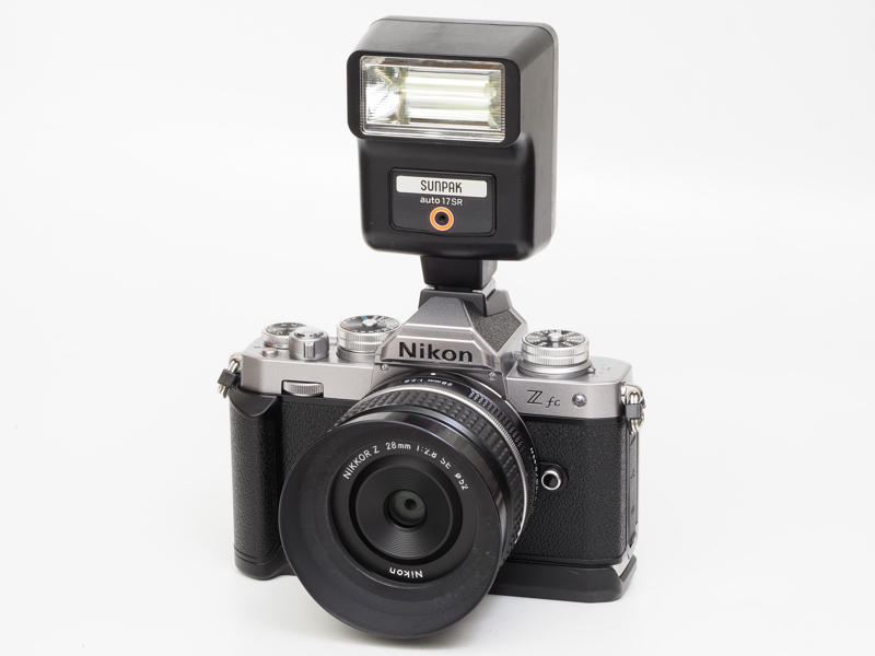 サンパックの古い小さなクリップオンタイプのスピードライトが机の引き出しから出てきました。電池を入れたら発光したので今回使用しました。GN17（ISO 100）ですが、お遊びには十分。仕事でダイレクトにストロボを被写体に向けて発光させて撮影することはないので楽しめました。