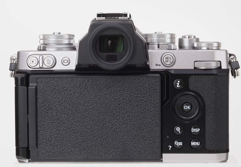 液晶モニターはバリアングル式ですから、便利ではありますが、ひっくり返して収納すると、背面は正面や側面部分と異なり、貼り革ではなくシボ加工のプラスチックですね。思いきり安っぽいです。ここは反則です。