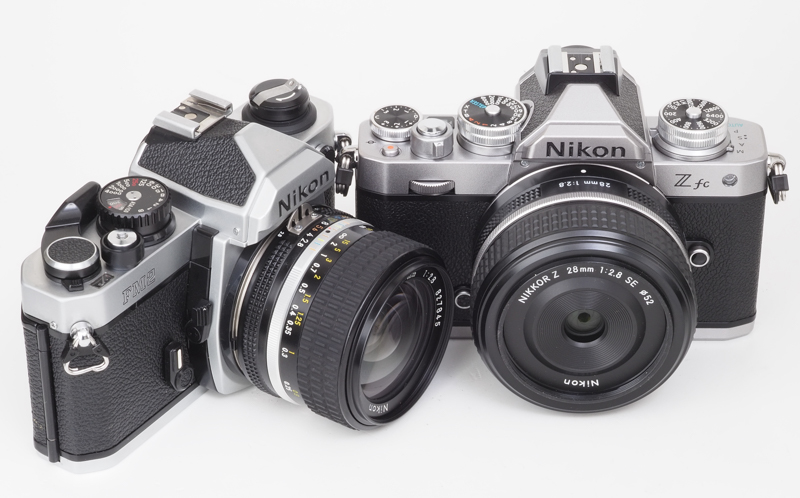 上方からの角度でみると、New FM2とZ fcは兄弟機と錯覚してしまうほどよく似ています。フィルム一眼レフカメラのデザインが優れているという意味ではありません。良いものは良いという不変の価値観とともに、そこに新鮮さを見出す若者がいるということなのでしょう。