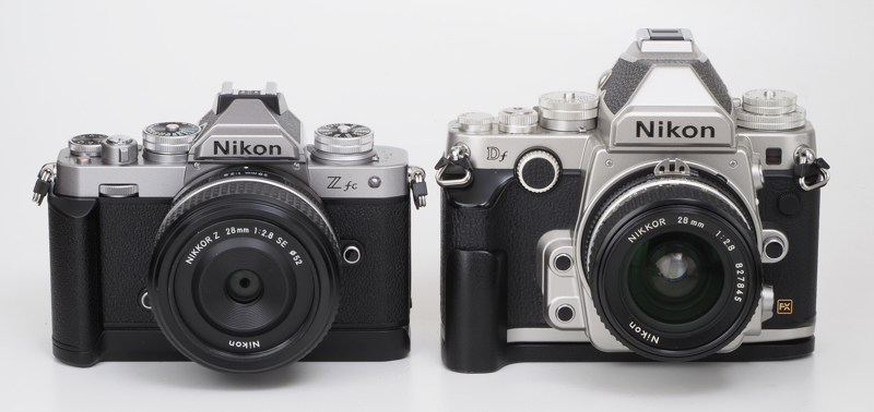 ニコンDfと並べてみます。Dfが「Nikon」ロゴを採用したのは英断でしたし、それがZ fcにも引き継がれたのは嬉しかったですね。両者ともにグリップをつけてみました。雰囲気は同じですが、Z fcは締まって見えます。小型カメラゆえの凝縮感があります。