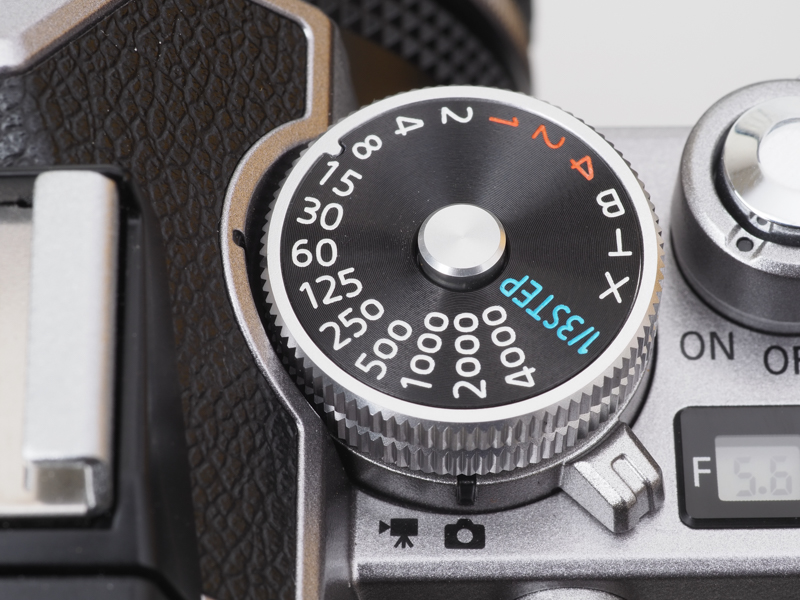 シャッタースピードダイヤル。絞り優先AEを搭載した初代ニコマートELからFEまでは緑色の「AUTO」表記でしたが、その後は「A」の表記になります。「1/3 STEP」と「AUTO」の表記がよく似ているんですよ。