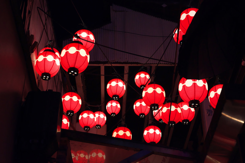 吉祥寺を歩いていたら、提灯が宙を漂う感じで飾られていたので、軽く一枚撮影。昨今話題の40mmもとても秀逸な写りですね。無理をしていない余裕を感じさせます。Z fcでは35mm判換算で60mm相当となり、これも使いやすい画角です。<br>Z fc　NIKKOR Z 40mm f/2（F6.3・1/800秒）ISO 1600