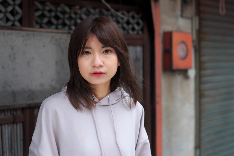 中心の合焦点はシャープですね。デフォルトだとコントラストが低くて色味も黄色いから、少しだけ調整しました。とあるレタッチャーさんによれば、オールドレンズを使用したコントラストがあまり高くない写真は、後で手を入れやすいという話でした。なるほど、そういう解釈もあるのか。<br>Z fc　NIKKOR-N・C Auto 35mm f/1.4（F2・1/640秒）ISO 200　モデル：ひぃな